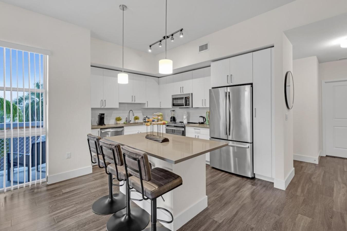 Bright And Airy 2 Bed On Biscayne Blvd With Free Park Apartment *