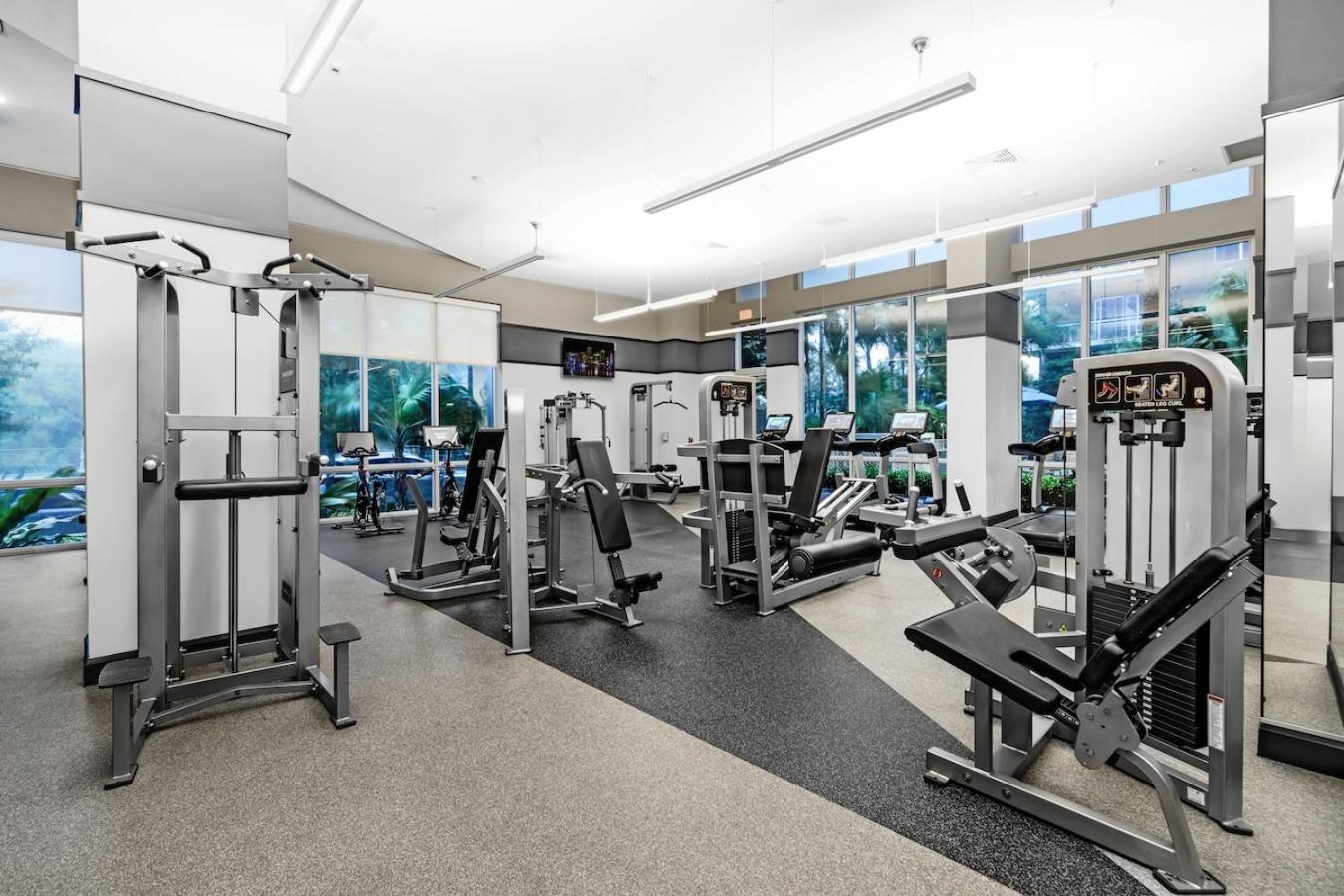 Bright And Airy 2 Bed On Biscayne Blvd With Free Park Apartment *
