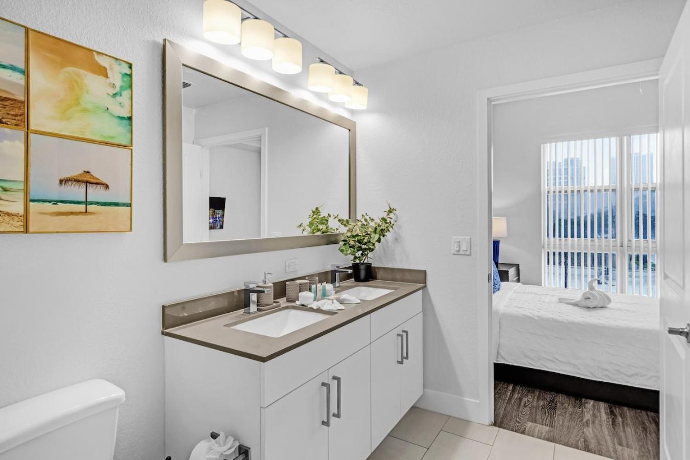 Bright And Airy 2 Bed On Biscayne Blvd With Free Park Apartment