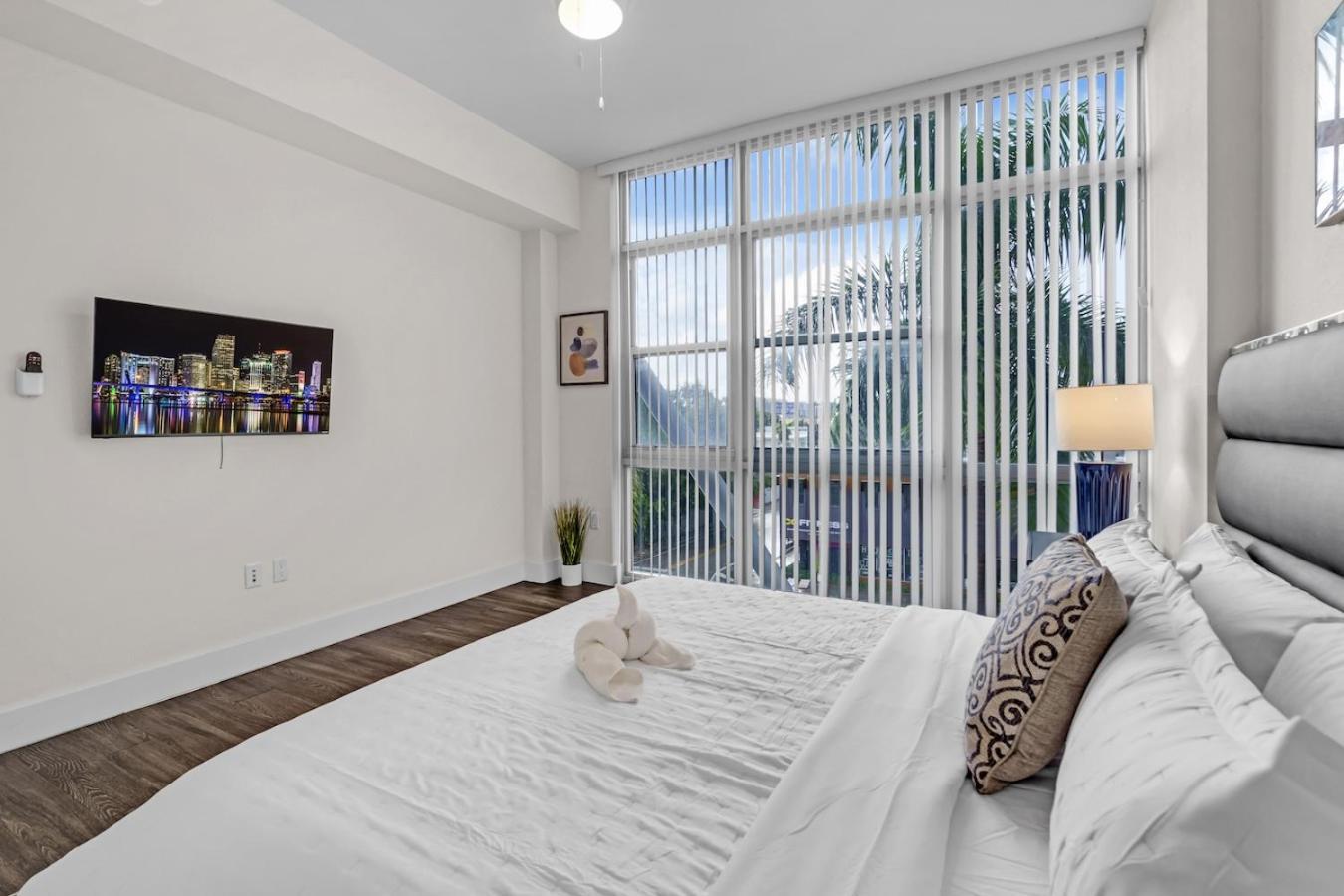 Bright And Airy 2 Bed On Biscayne Blvd With Free Park Apartment *
