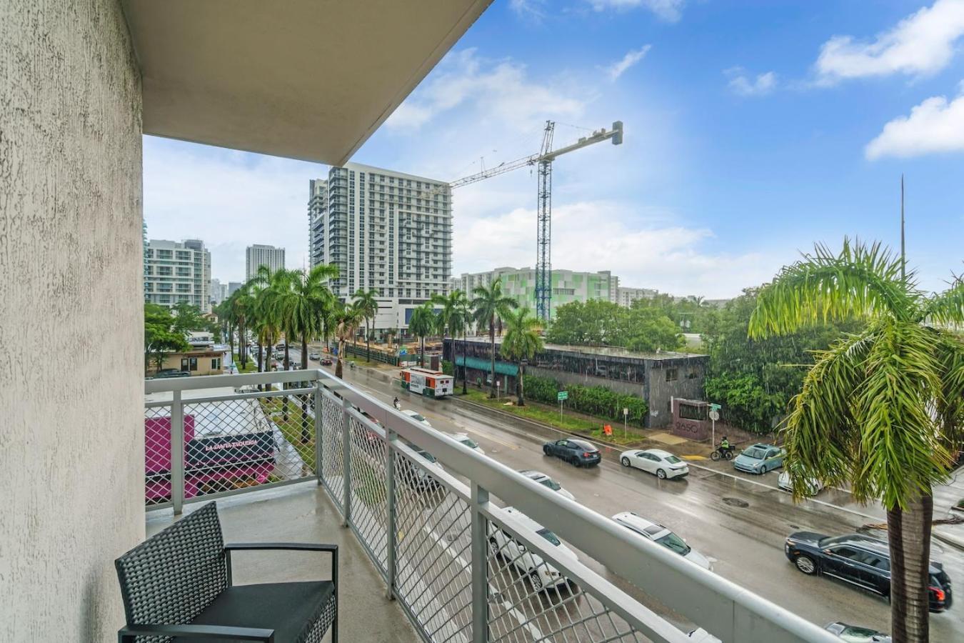 Bright And Airy 2 Bed On Biscayne Blvd With Free Park Miami